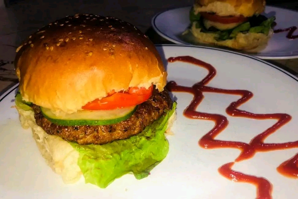 Hamburguesa mixta (vegetales, ketchup, mostaza, huevo frito, mayonesa)