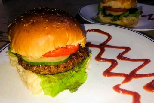 Hamburguesa mixta (vegetales, ketchup, mostaza, huevo frito, mayonesa)