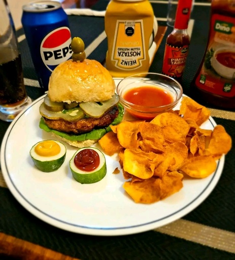 Hamburguesa de cerdo (vegetales, ketchup, mostaza y  mayonesa)