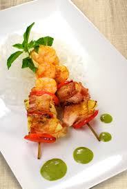 Brochetas de camarón